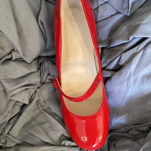 Red patent leather Mary Jane style shoes - Picture 4 of 5